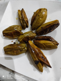 भरवां तवा फ्राई परवल(bharwa tava fry parwal recipe in hindi) रेसिपी मुख्य फोटो
