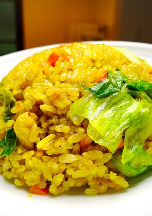 A picture of Spicy fried rice with lettuce 🥬.