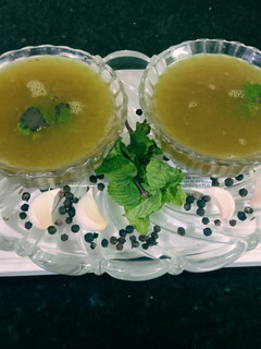 பூண்டு மிளகு புதினா சூப்(garlic pepper mint soup recipe in tamil) செய்முறை முக்கிய புகைப்படம்