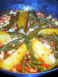 Una foto de Judías redondas con soja texturizada granulada, patatas y mini habitas - veggie