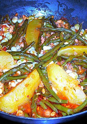 Foto principal de Judías redondas con soja texturizada granulada, patatas y mini habitas - veggie