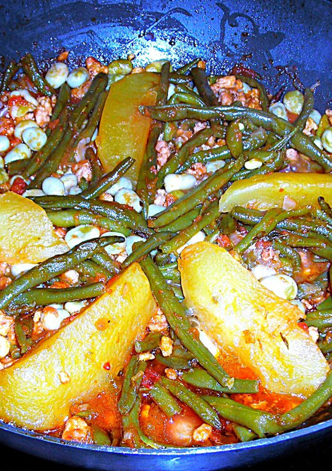 Una foto de Judías redondas con soja texturizada granulada, patatas y mini habitas - veggie