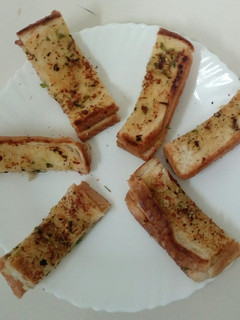 கார்லிக் ப்ரெட் டோஸ்ட் (Garlic bread toast recipe in Tamil) செய்முறை முக்கிய புகைப்படம்