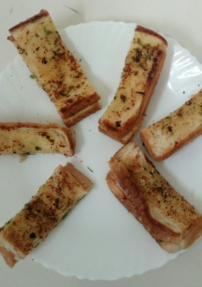 கார்லிக் ப்ரெட் டோஸ்ட் (Garlic bread toast recipe in Tamil) செய்முறை முக்கிய புகைப்படம்
