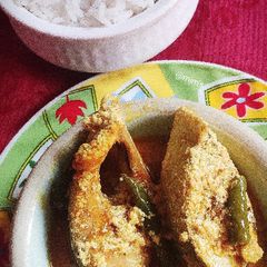 A picture of Narkel Shorse Ilish bhapa.