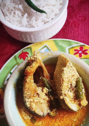 A picture of Narkel Shorse Ilish bhapa.