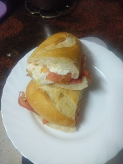 Una foto de Bocadillo de jamón serrano, lascas de queso tierno y tomate