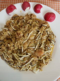 Una foto de Revuelto de quinoa con gulas y gambas a tú gusto
