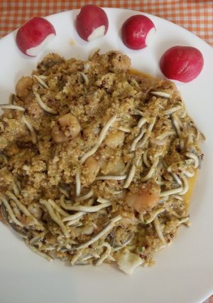 Una foto de Revuelto de quinoa con gulas y gambas a tú gusto