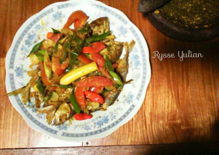 Resep Ikan Kembung Acar Kuning yang Enak