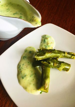 Una foto de Dip de espárragos con cilantro