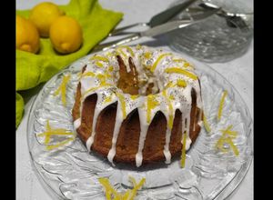 Una foto de Torta chiffón de limón y amapolas