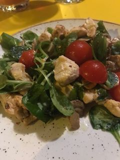 Una foto de Ensalada de pollo y canónigos