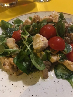 Una foto de Ensalada de pollo y canónigos