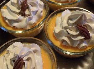 Una foto de Flan cremoso de vainilla con turrón de café