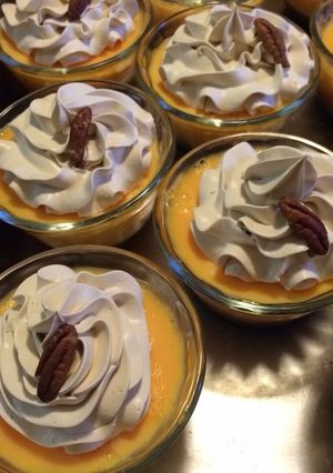 Una foto de Flan cremoso de vainilla con turrón de café