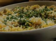 Una foto de penne con pollo y tomate