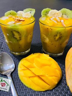 मैंगो बनाना किवी स्मूथी (Mango Banana Kiwi Smoothie recipe in hindi) रेसिपी मुख्य फोटो