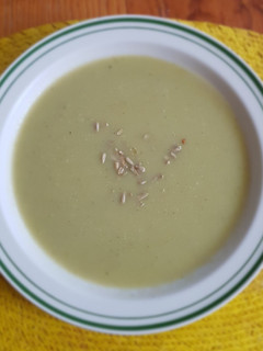 Una foto de Crema de apio con poro y chayote