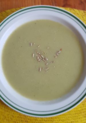 Una foto de Crema de apio con poro y chayote