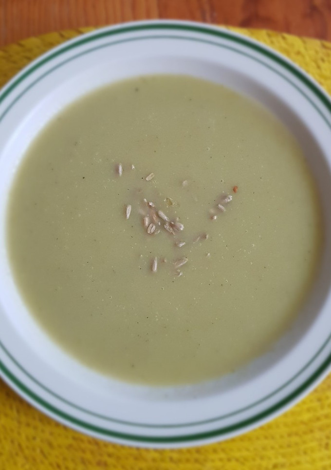 Una foto de Crema de apio con poro y chayote