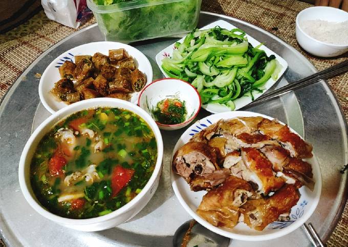 Canh móng tay nấu chua: Canh móng tay nấu chua là món ăn truyền thống của Việt Nam thường xuất hiện trong bữa cơm gia đình. Với công thức đơn giản và nguyên liệu dễ kiếm, bạn có thể tự tay nấu cho gia đình mình một món canh đậm đà mà không cần phải đến nhà hàng.
