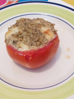 Una foto de Tomates rellenos al pesto