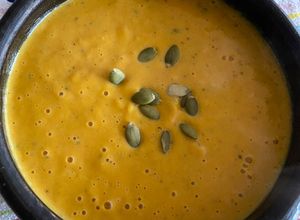 Una foto de Crema de zapallo y menta