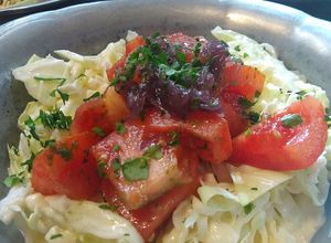 Una foto de Ensalada de repollo y tomate