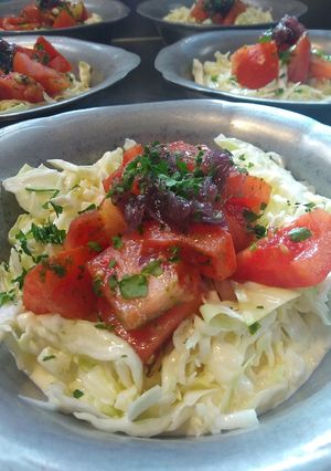 Una foto de Ensalada de repollo y tomate