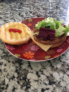 Una foto de Hamburguesas de alubias pintas y calabacín en Mambo