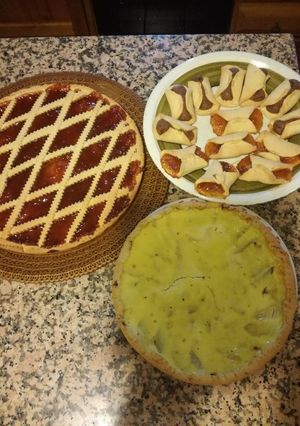 Foto di Crostata classica e con Nutella e crema di yogurt