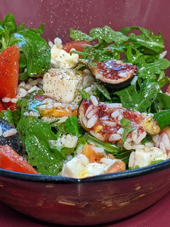 Una foto de Ensalada de queso con higos