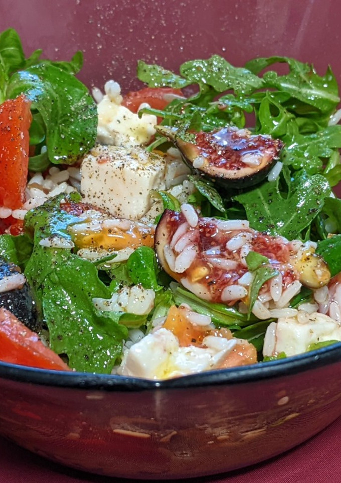 Una foto de Ensalada de queso con higos