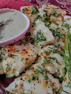 रवा ढोकळा😋 (rava dhokla recipe in marathi) रेसिपी चे मुख्य फोटो