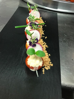 Una foto de Ensalada de tomate Cherry relleno de hummus