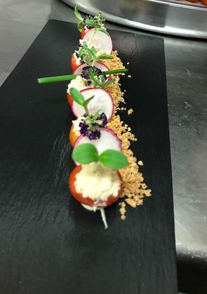 Foto principal de Ensalada de tomate Cherry relleno de hummus