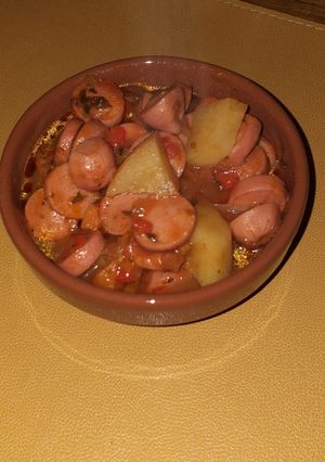 Una foto de Cazuela de salchichas y papas