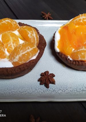 Foto di Crostatine di cioccolato fondente,panna montata,polpa di caco e mandarini