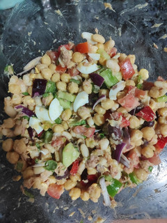 Una foto de Ensalada de garbanzos y alubias