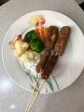 Brochetas de carne molida, rellenas de queso