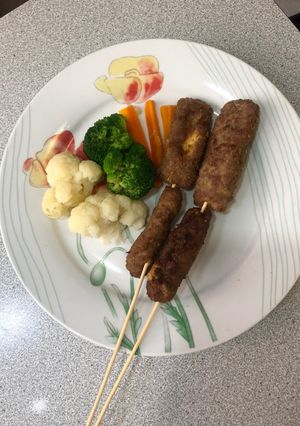 Una foto de Brochetas de carne molida, rellenas de queso