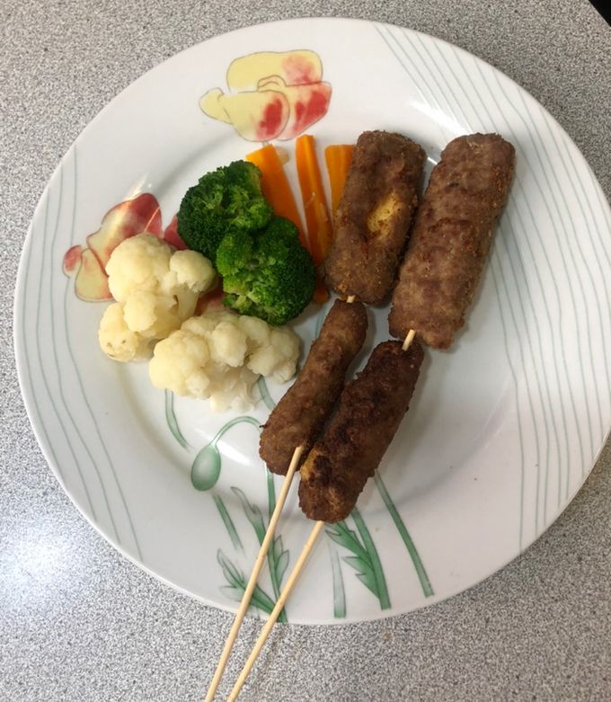 Una foto de Brochetas de carne molida, rellenas de queso