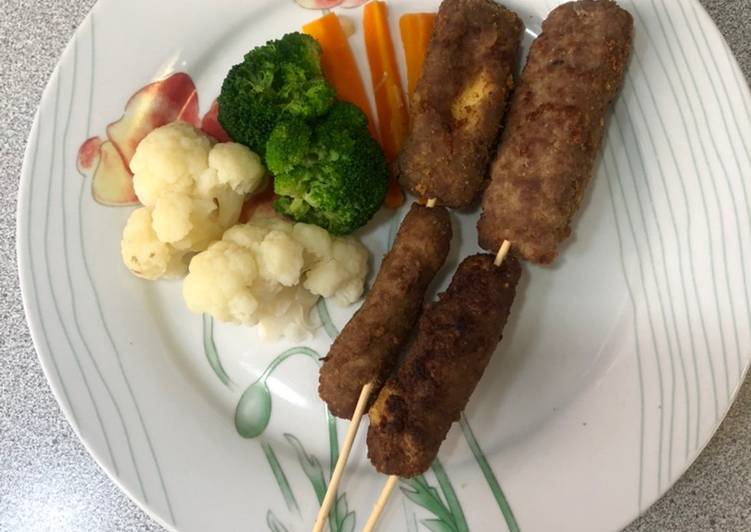 Brochetas de carne molida, rellenas de queso