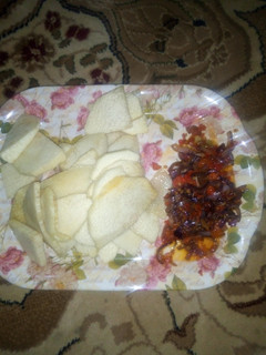 A picture of Fried yam and sauce.