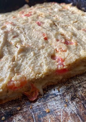 Una foto de Fainá de avena, licuado, con relleno de queso y tomate 🍅