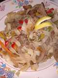 Wok de cintas alimonadas con carne, vegetales y soja