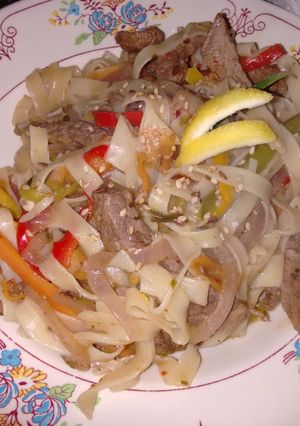 Una foto de Wok de cintas alimonadas con carne, vegetales y soja