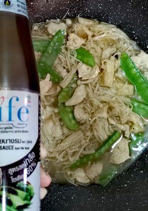 รูปของ ผัดเห็ดเข็มทอง&ถั่วลันเตา​&อกไก่ น้ำมันหอย คลีนๆ
