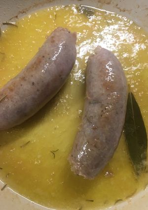 Zdjęcie przepisu Biała kielbasa duszona w brandy.